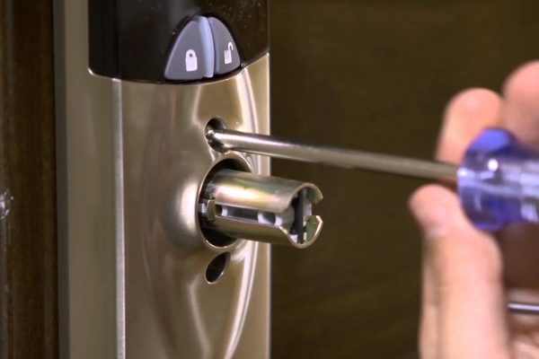 Get rid of locking situation with professional locksmiths