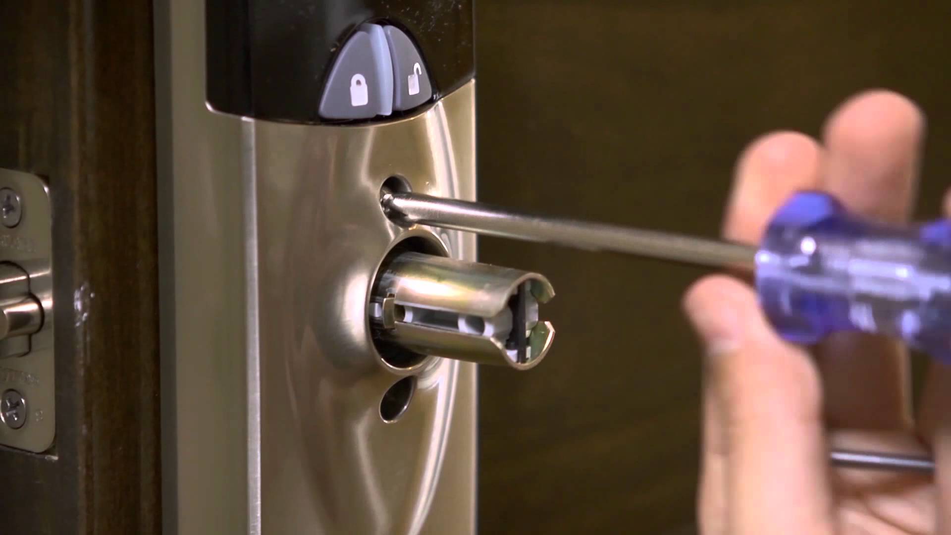 Get rid of locking situation with professional locksmiths